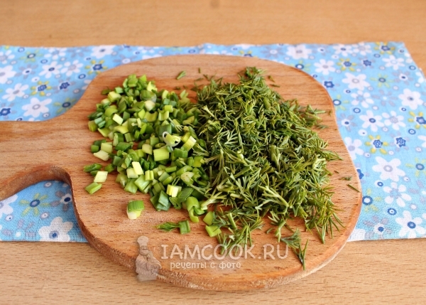 Порезать лук и укроп
