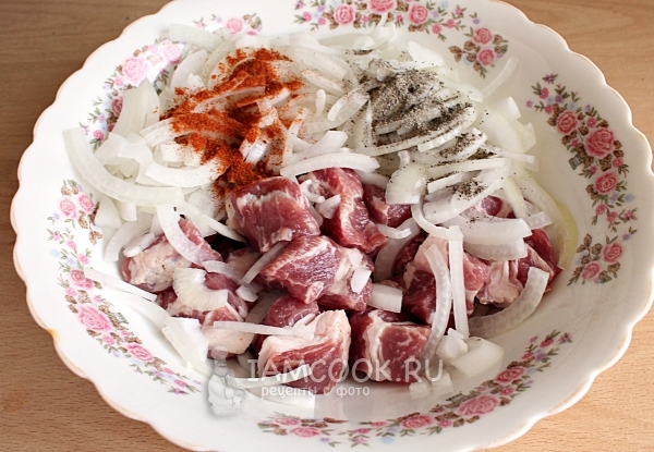 Всыпать перец и паприку