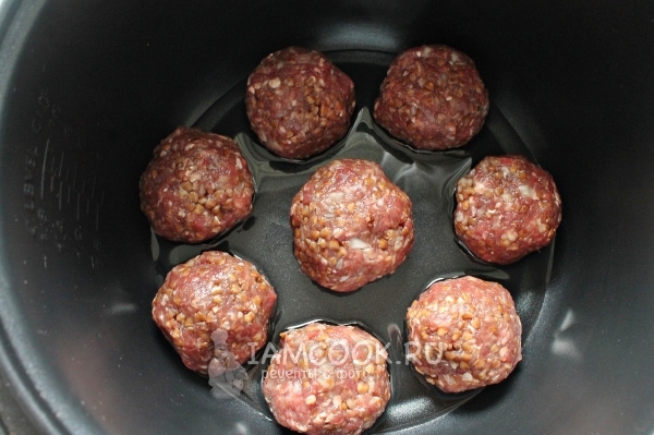 Положить тефтели в мультиварку