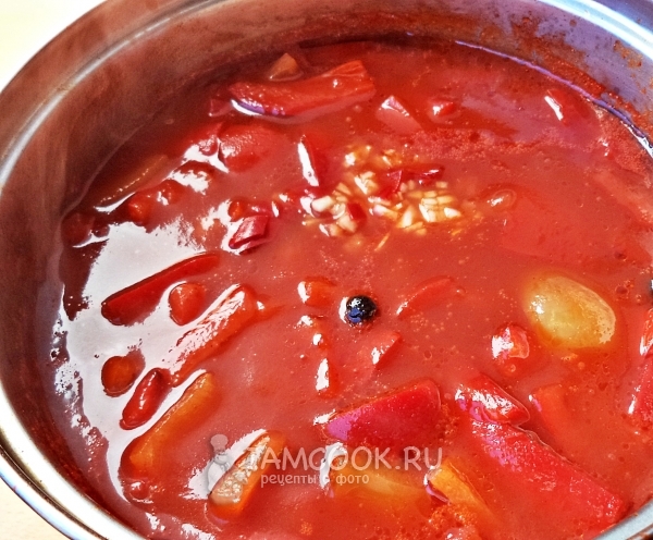 Добавить перец и чеснок