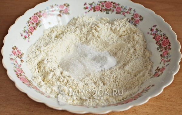 Смешать муку, сахар и соль