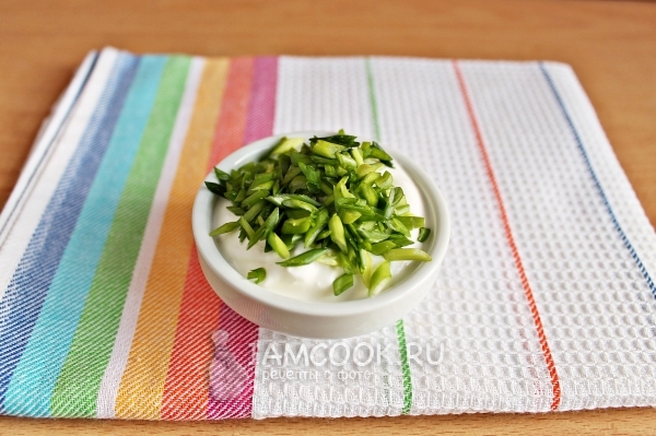 Соединить сметану с семенами настурции