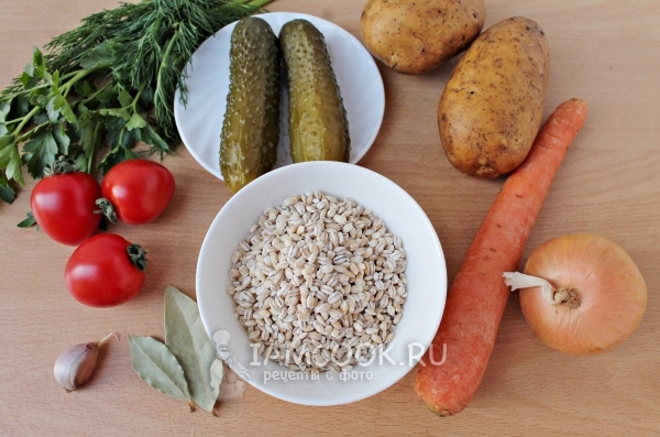 Ингредиенты для постного рассольника с перловкой и солеными огурцами