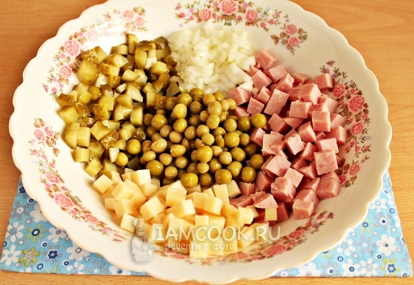 Соединить все компоненты салата