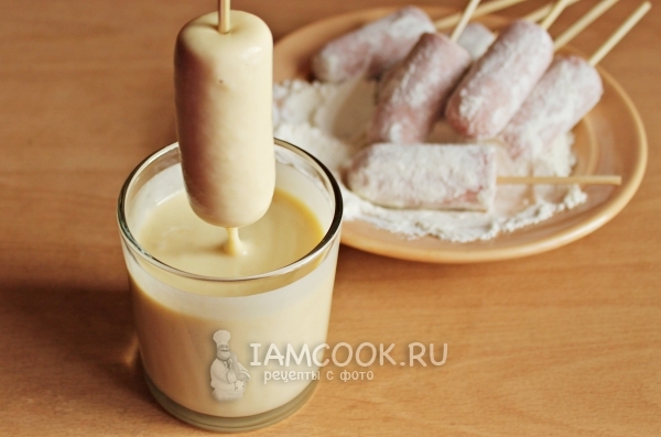 Дать стечь с сосиски излишки теста