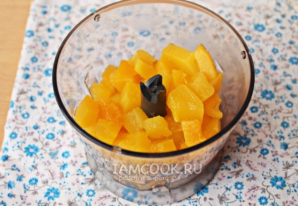 Положить кабачок в блендер