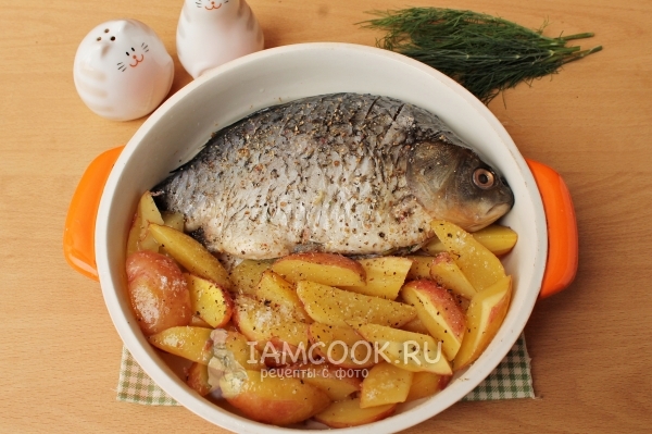 Положить рыбу на картофель