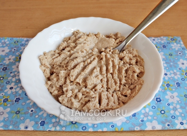 Размять печень вилкой