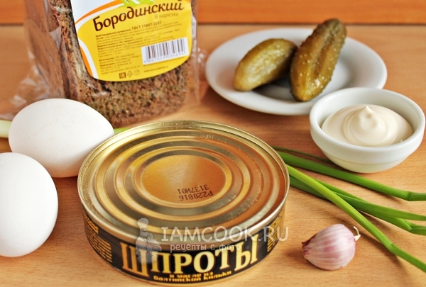 Ингредиенты для бутербродов со шпротами с черным хлебом