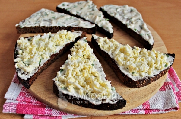 Посыпать тертым яйцом