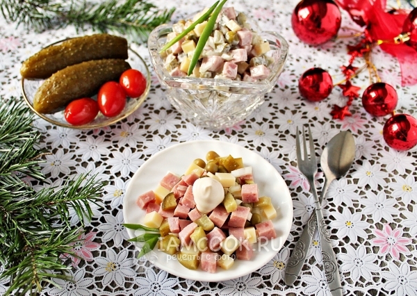 Рецепт салата с ветчиной и маринованными огурцами