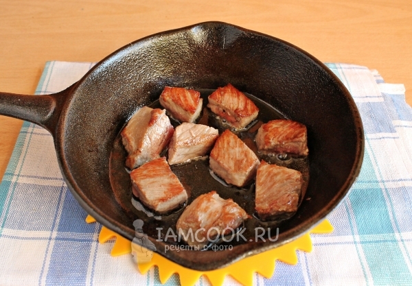 Обжарить мясо