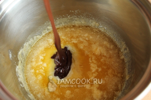 Влить шоколадную массу в масло