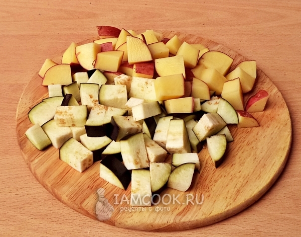 Порезать картофель и баклажан