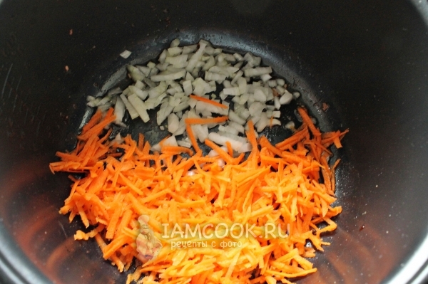Обжарить лук с морковью
