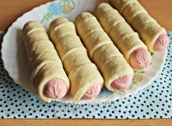 Завернуть сосиску в тесто