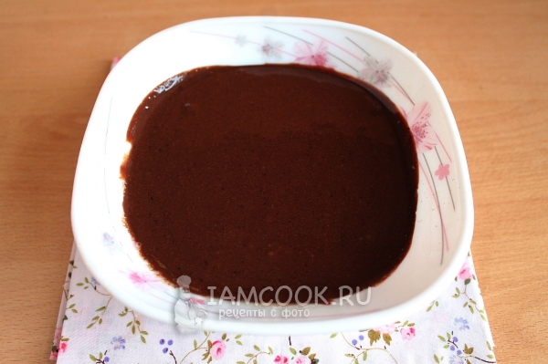 Соединить молоко с яйцами