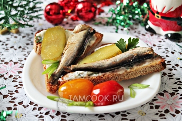 Бутерброд со шпротами и соленым огурцом