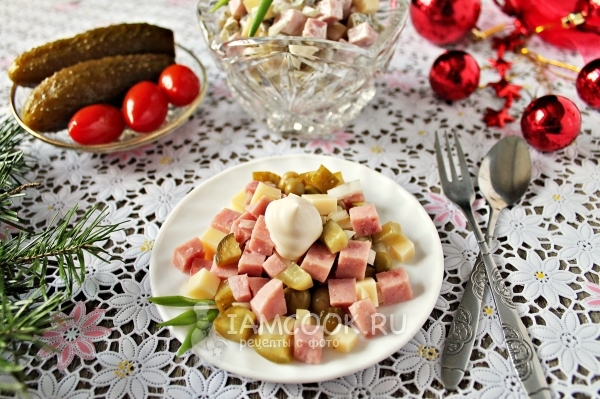 Салат с ветчиной и маринованными огурцами