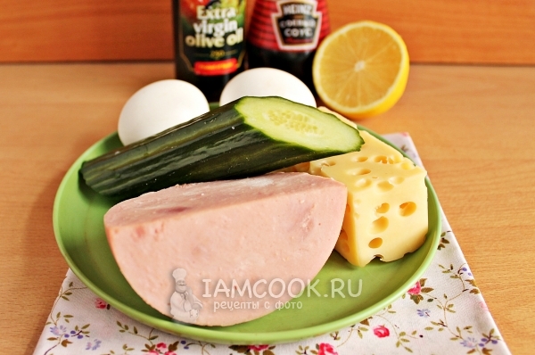 Ингредиенты для салата из ветчины, сыра, огурцов и яиц