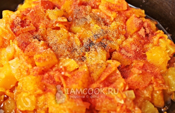 Добавить кабачки, соль и перец