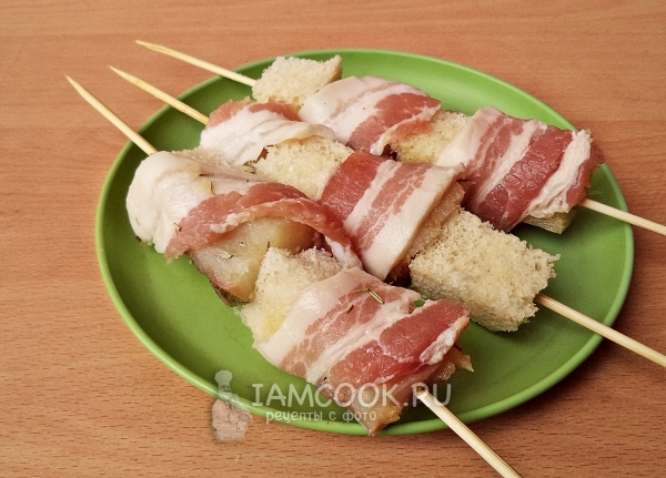 Обернуть шашлычок полоской бекона