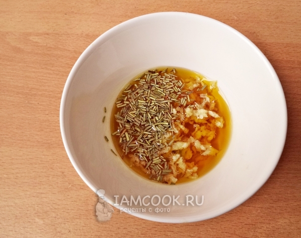 Соединить масло, розмарин и чеснок
