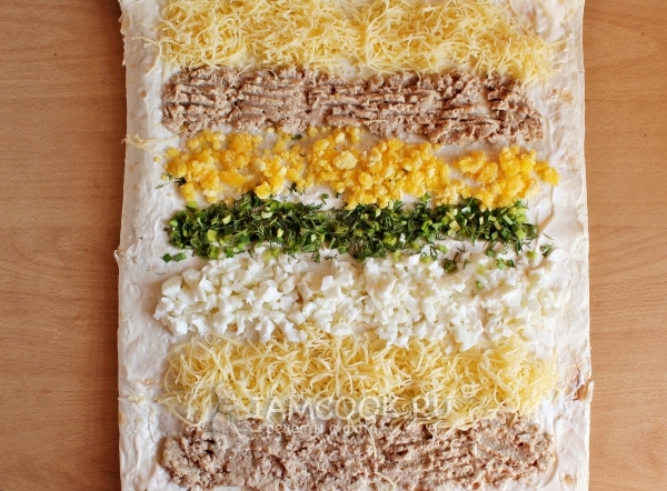 Выложить начинку на лаваш полосками