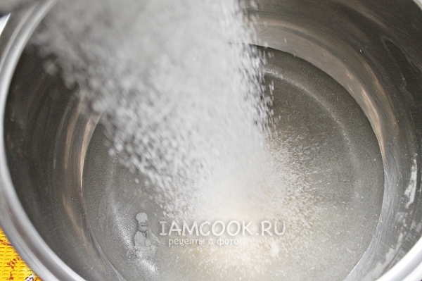 Всыпать в воду сахар