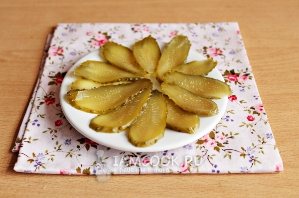 Порезать огурцы