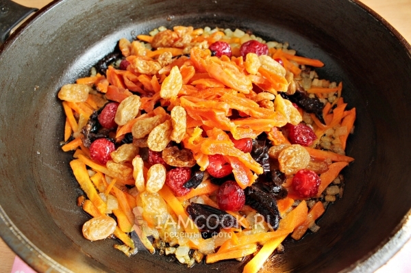 Положить сухофрукты к овощам