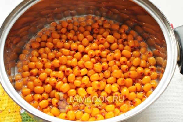 Положить ягоды в сироп