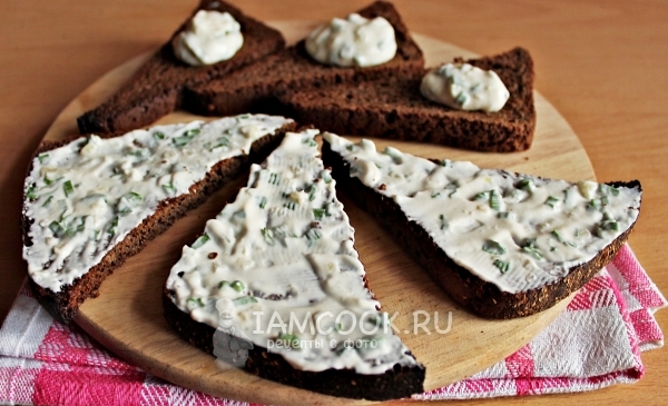 Смазать хлеб майонезной смесью
