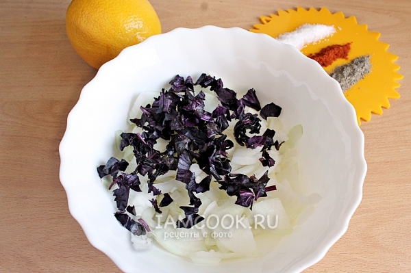 Положить базилик