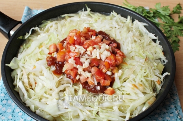 Добавить помидоры, томатную пасту и чеснок