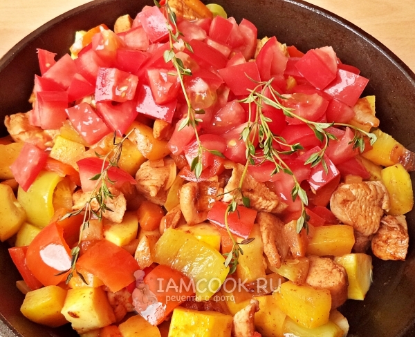 Добавить помидоры и веточки тимьяна