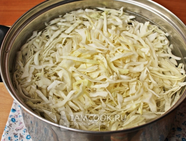 Положить капусту в соленую воду