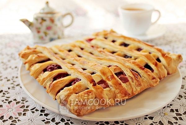 Фото пирога с вишней из слоеного теста