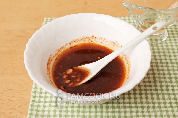 Влить масло