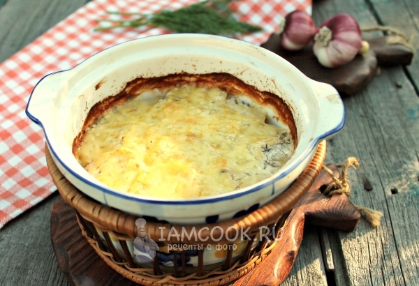 Картошка со сметаной и чесноком в духовке