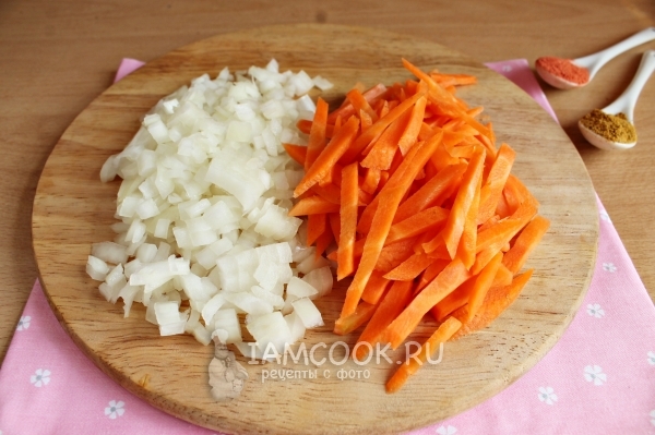 Порезать лук и морковь