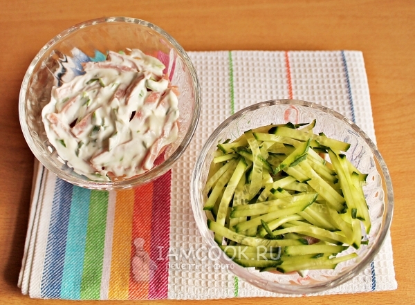 Положить слой огурцов