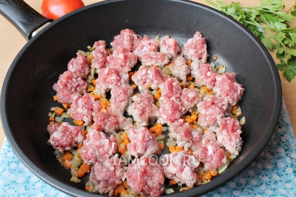 Положить фарш