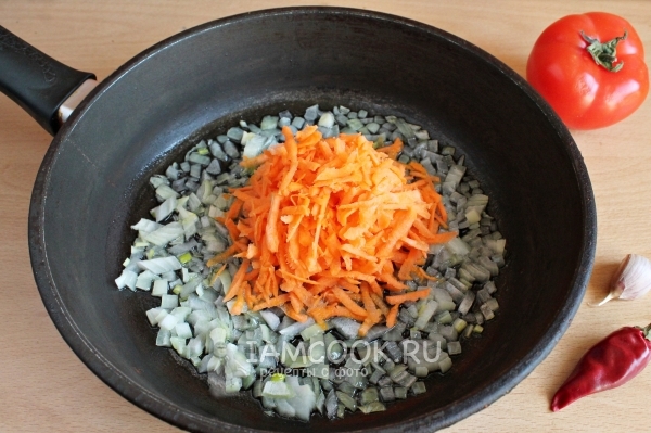 Обжарить лук с морковью