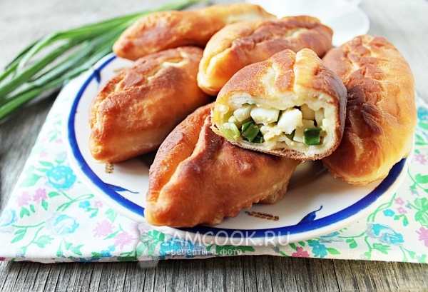 Рецепт жареных пирожков с зелёным луком и яйцом на сковороде