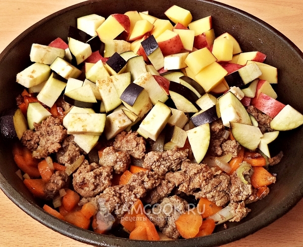 Соединить овощи и фарш