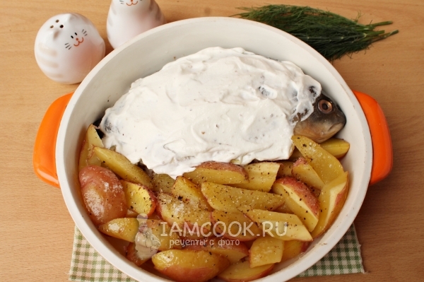 Смазать рыбу сметаной