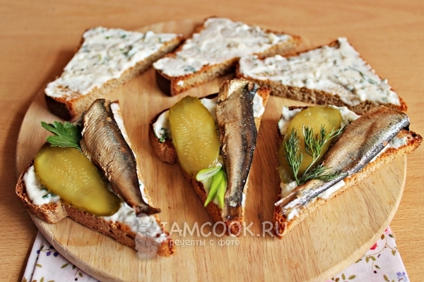 Положить рыбу и огурец