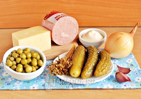 Ингредиенты для салата с ветчиной и маринованными огурцами