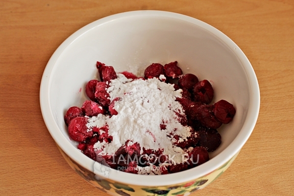 Всыпать к вишне крахмал